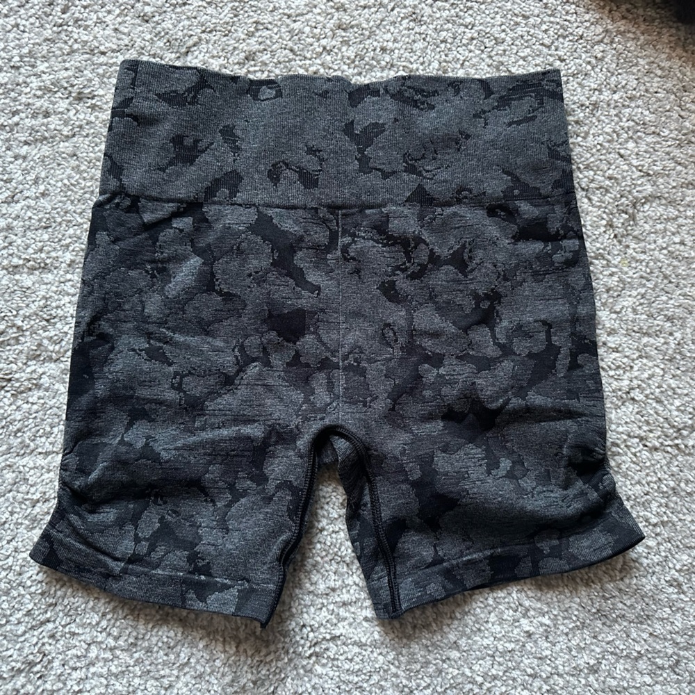 Women’s Gymshark Adapt Camo Black & Gray Seamless Shorts - Picture 4 of 7